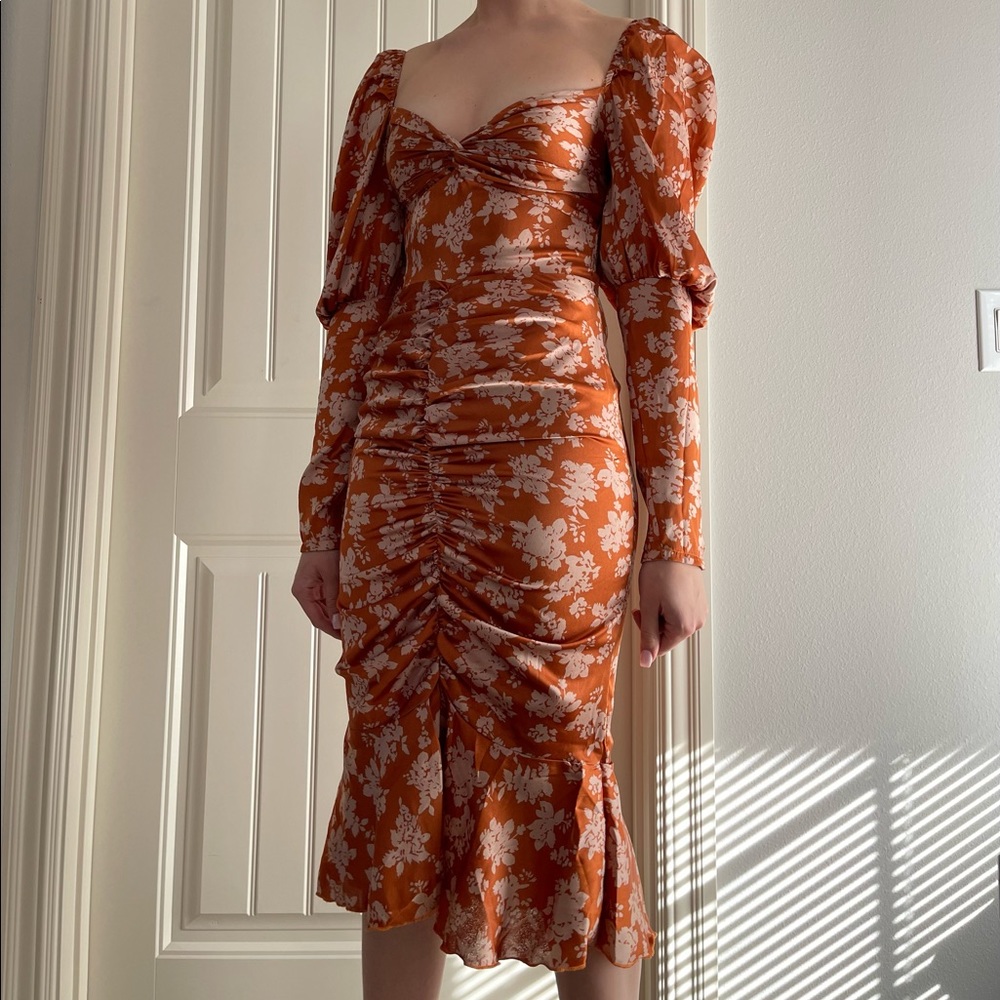 Long sleeve bodycon midi dress. Rust/orange color. Flower print.